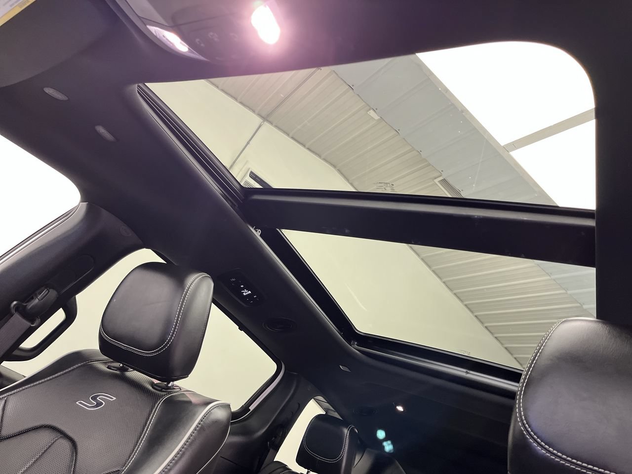 Used 2022 Chrysler Pacifica Limited w/ S Appearance Package FWD image 7