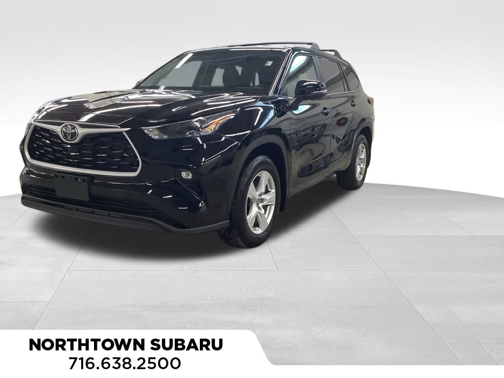 Used 2023 Toyota Highlander LE image 1