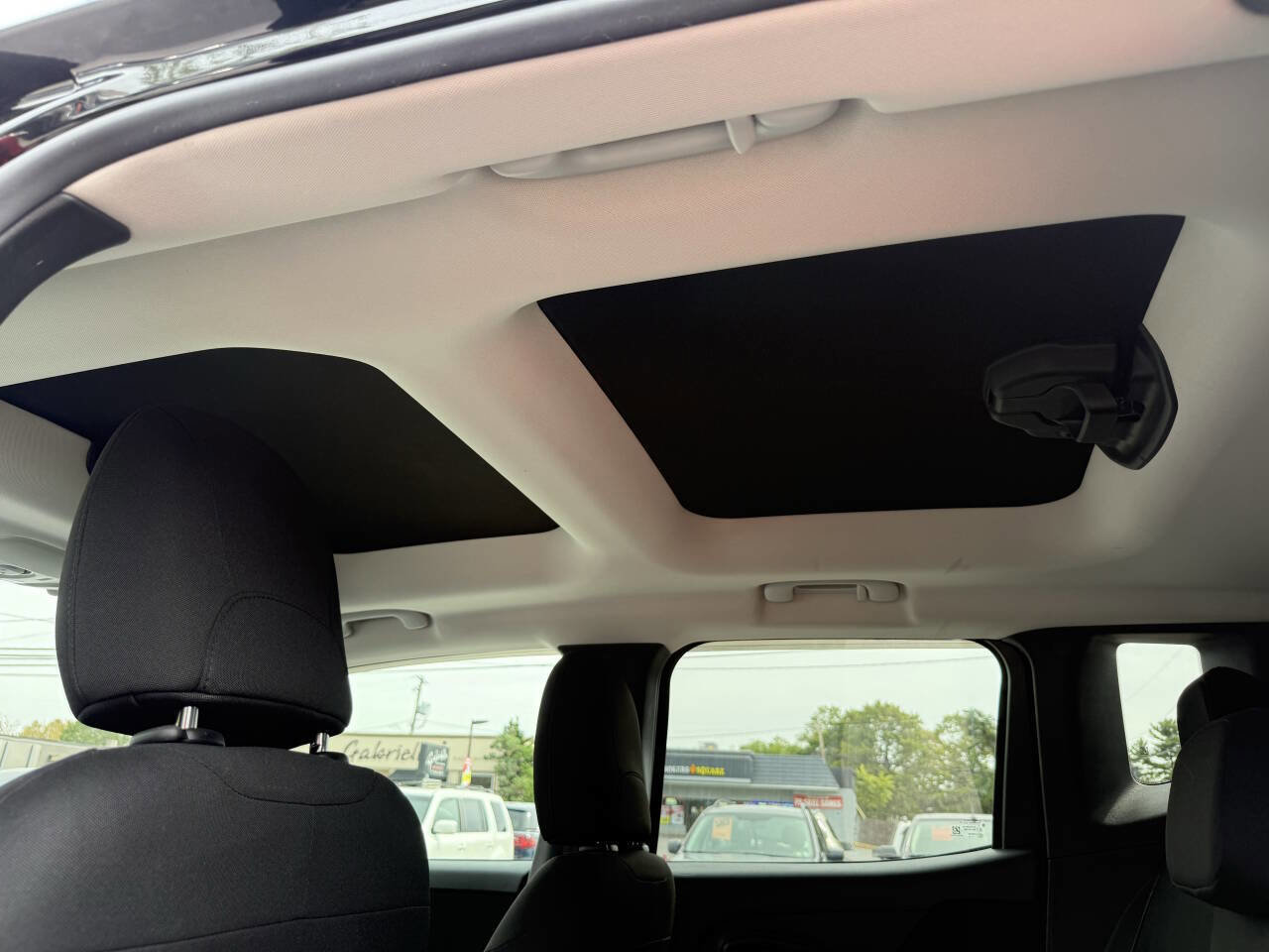 Used 2016 Jeep Renegade Latitude w/ Popular Equipment Group image 8