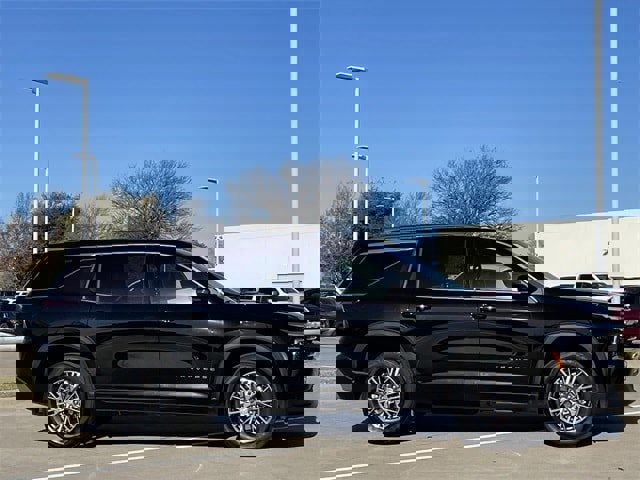 Used 2025 Chevrolet Traverse LT image 3