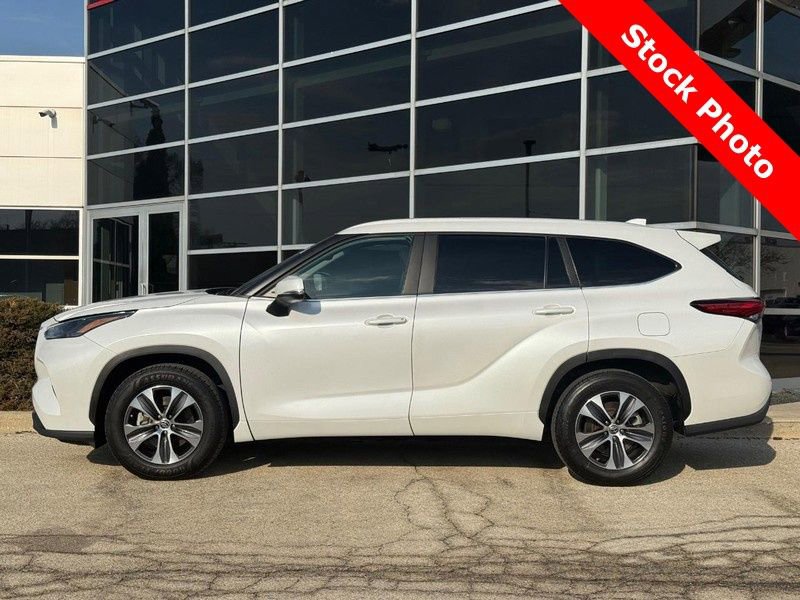 Used 2023 Toyota Highlander XLE image 6
