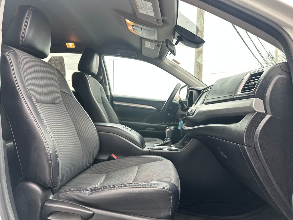 Used 2017 Toyota Highlander LE image 16