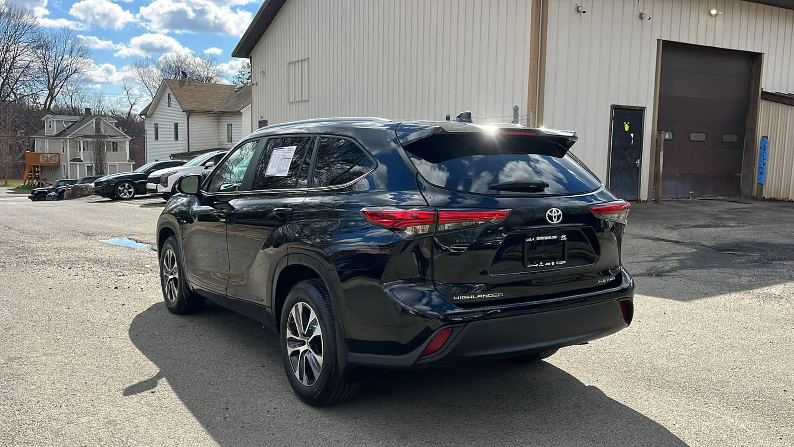 Used 2023 Toyota Highlander XLE AWD/4WD image 4