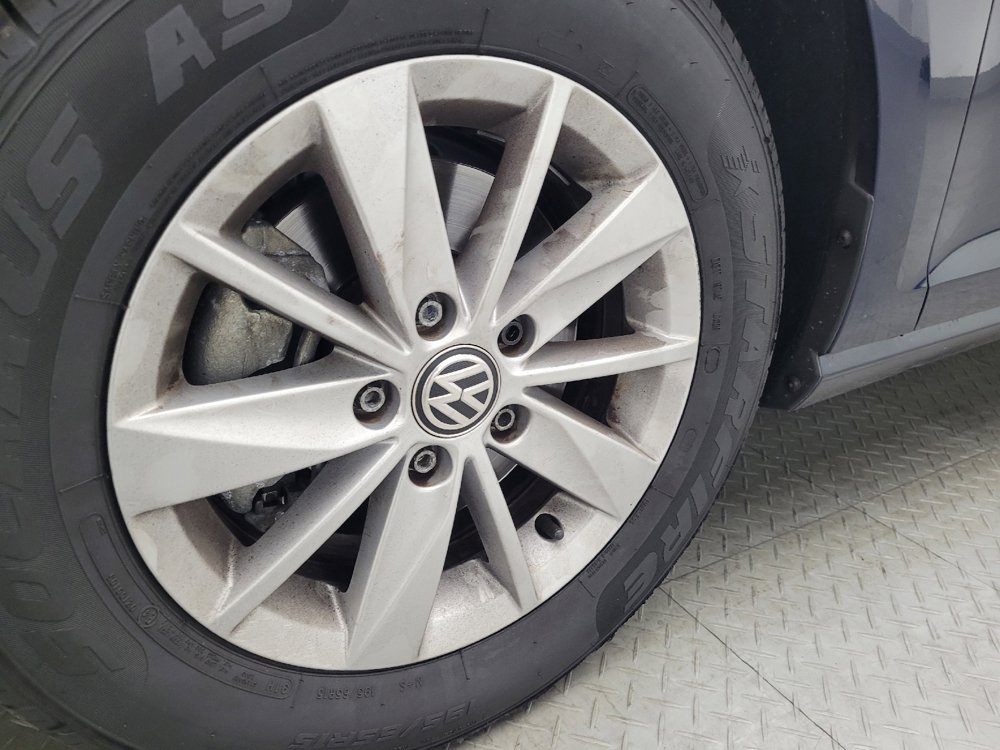 Used 2017 Volkswagen Golf S image 31