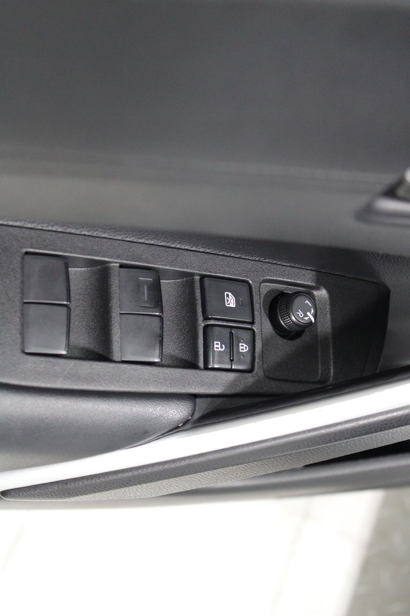 Used 2025 Toyota Corolla Cross AWD Hybrid image 37