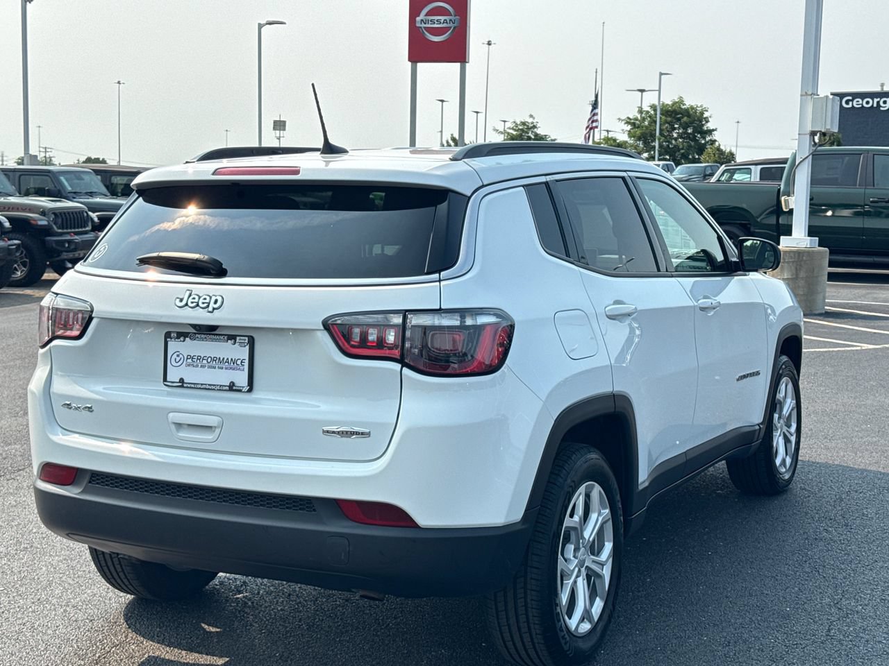 Used 2024 Jeep Compass Latitude AWD/4WD image 3