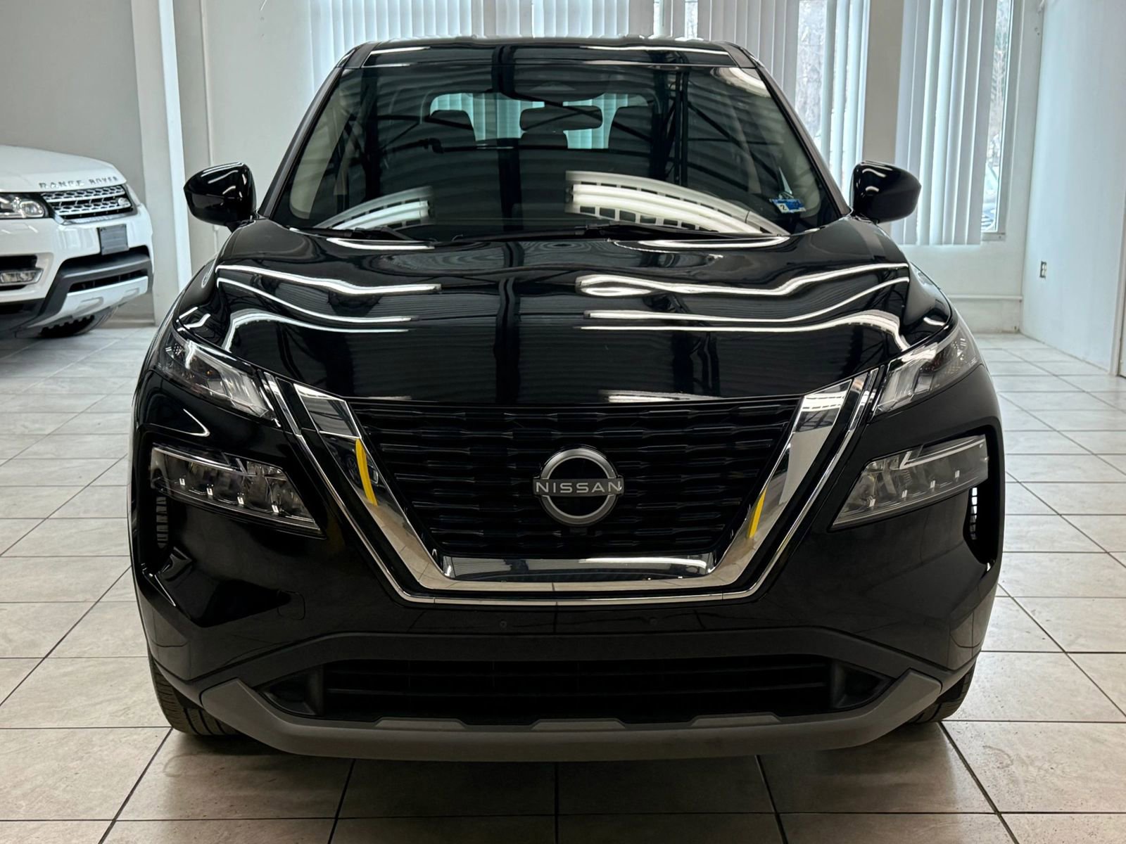 Used 2023 Nissan Rogue SV image 2