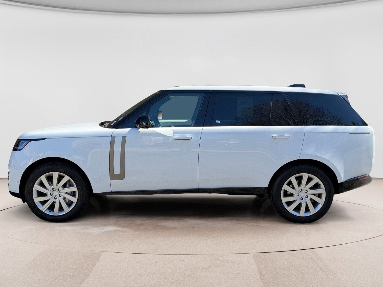 Certified 2023 Land Rover Range Rover Long Wheelbase SE AWD/4WD image 2