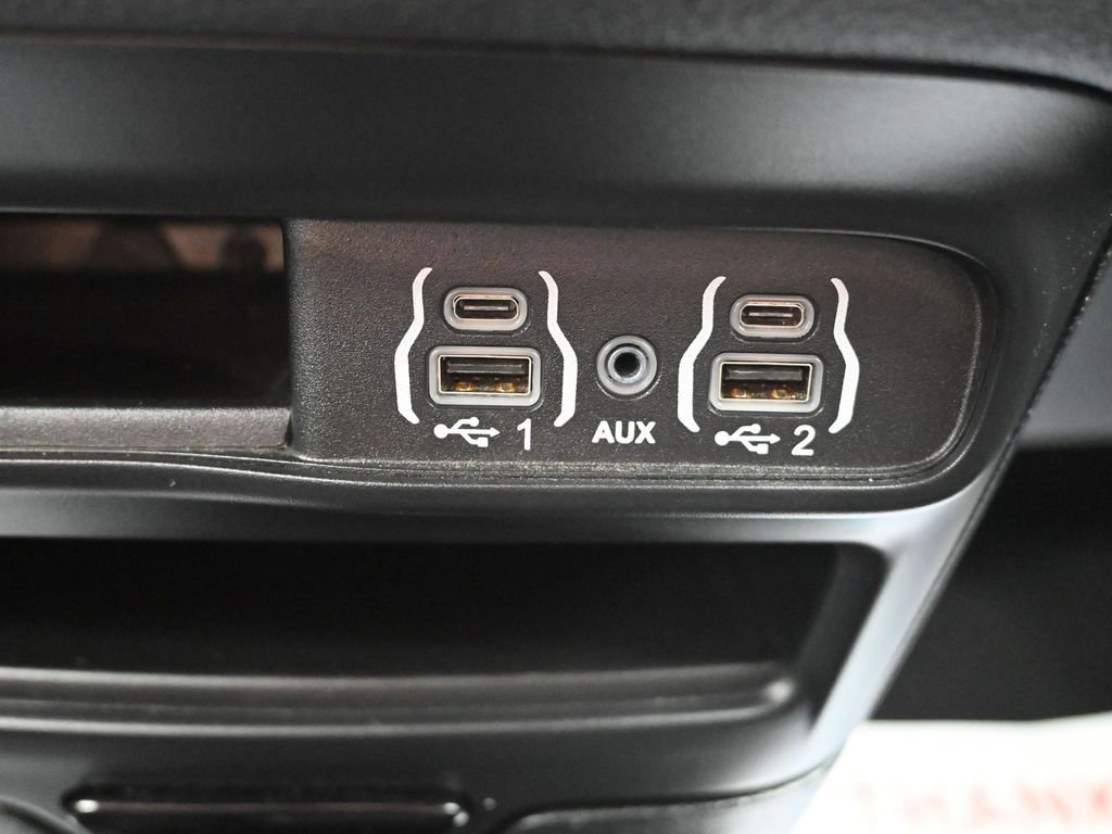 Used 2024 Chrysler Pacifica Select image 23