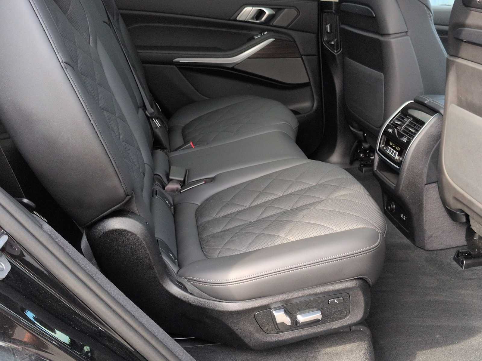 Used 2026 BMW X7 xDrive40i w/ Premium Package AWD/4WD image 22