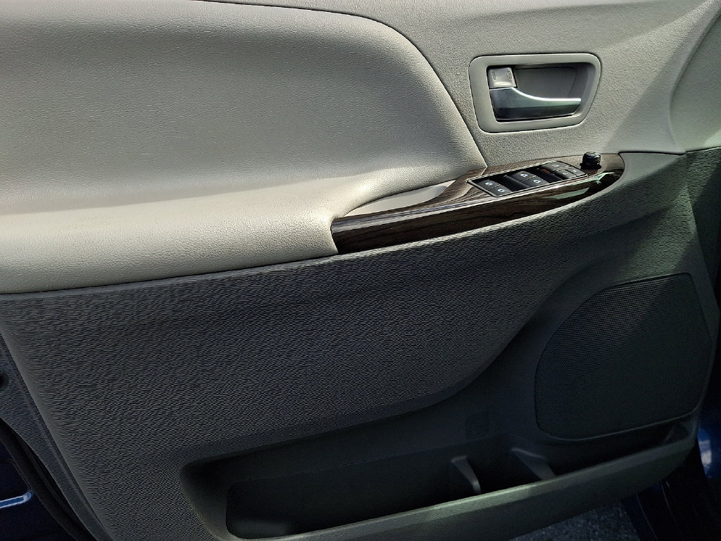 Certified 2020 Toyota Sienna XLE w/ XLE Navigation Package FWD image 13