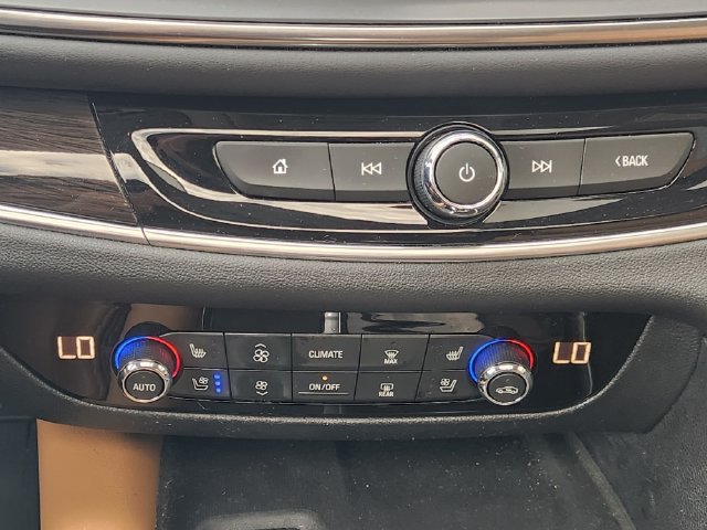 Used 2018 Buick Enclave Premium w/ Experience Buick Package FWD image 17