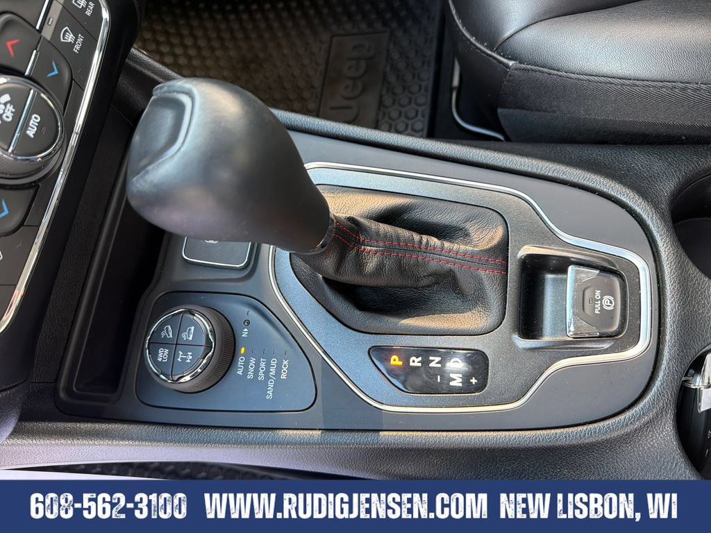 Used 2022 Jeep Cherokee Trailhawk AWD/4WD image 23