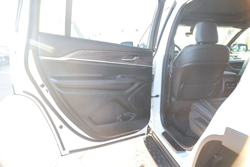 New 2025 Jeep Grand Cherokee L Limited image 32