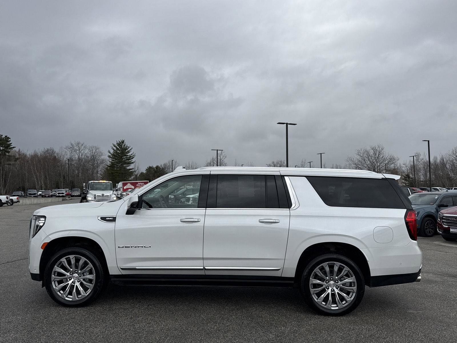 Used 2023 GMC Yukon XL Denali w/ Denali Reserve Package image 3