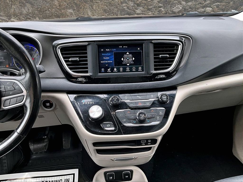 Used 2020 Chrysler Pacifica Touring-L image 6