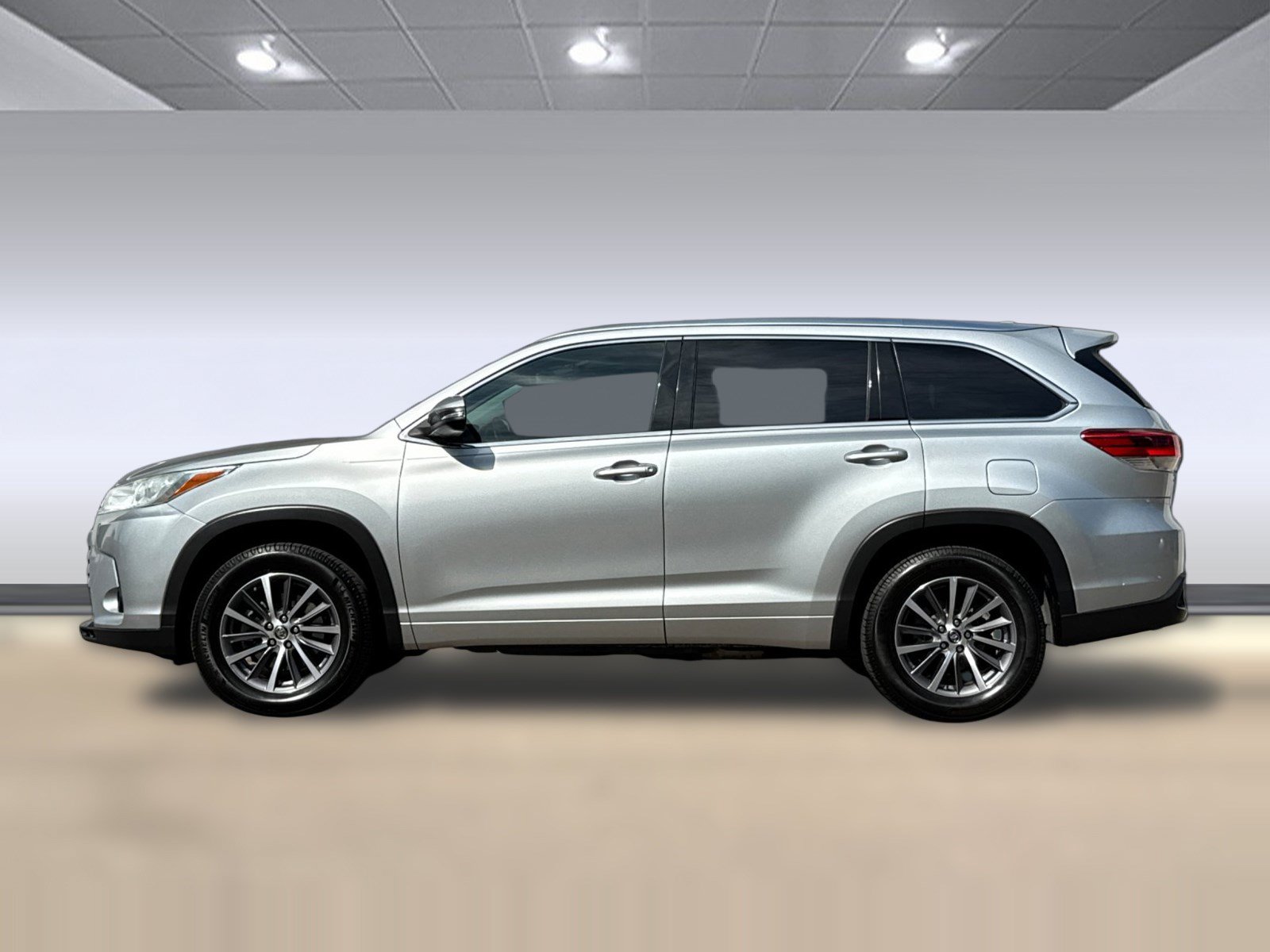Used 2018 Toyota Highlander XLE FWD image 2