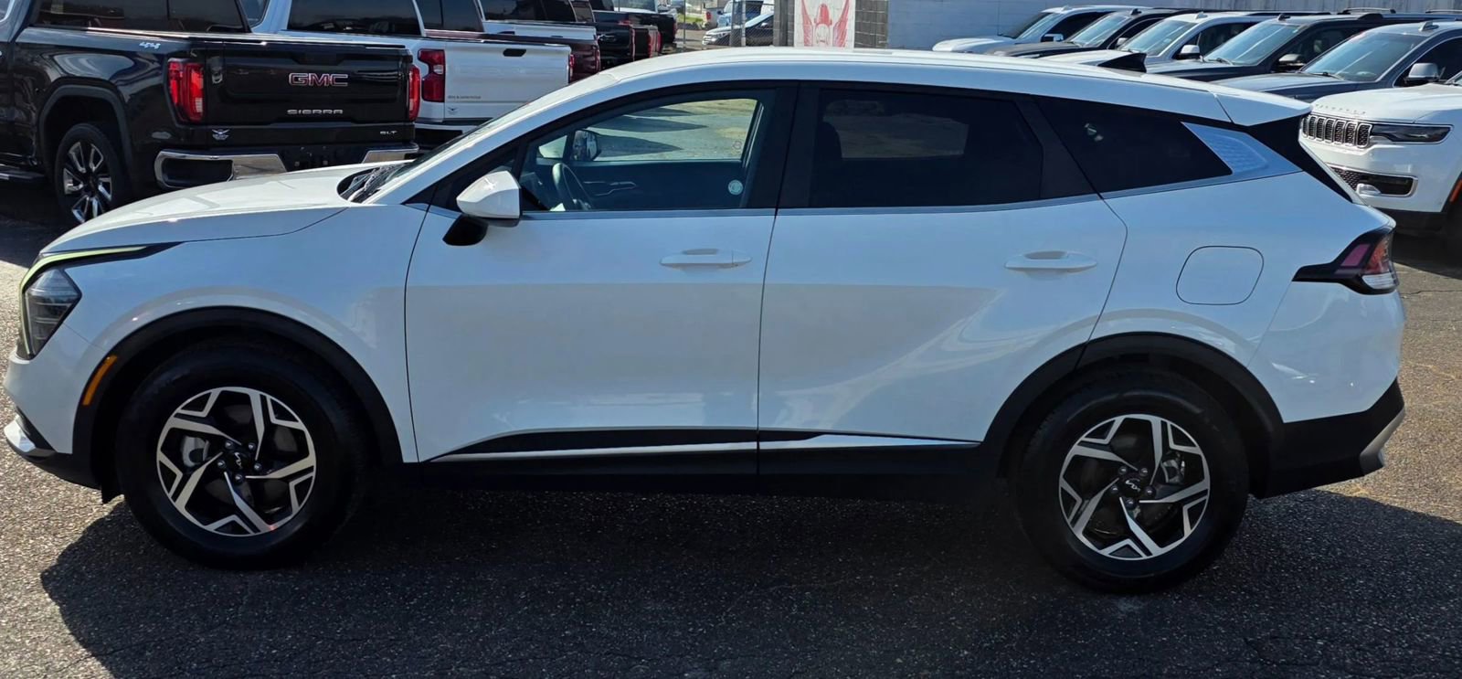 Used 2024 Kia Sportage LX image 6