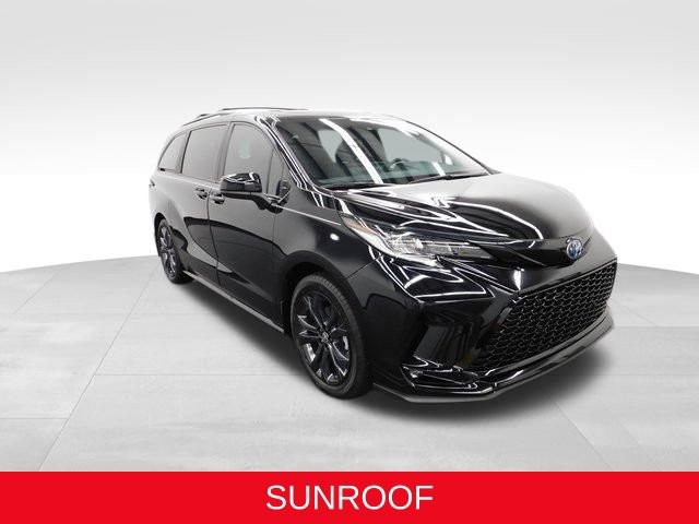 Used 2025 Toyota Sienna XSE image 2