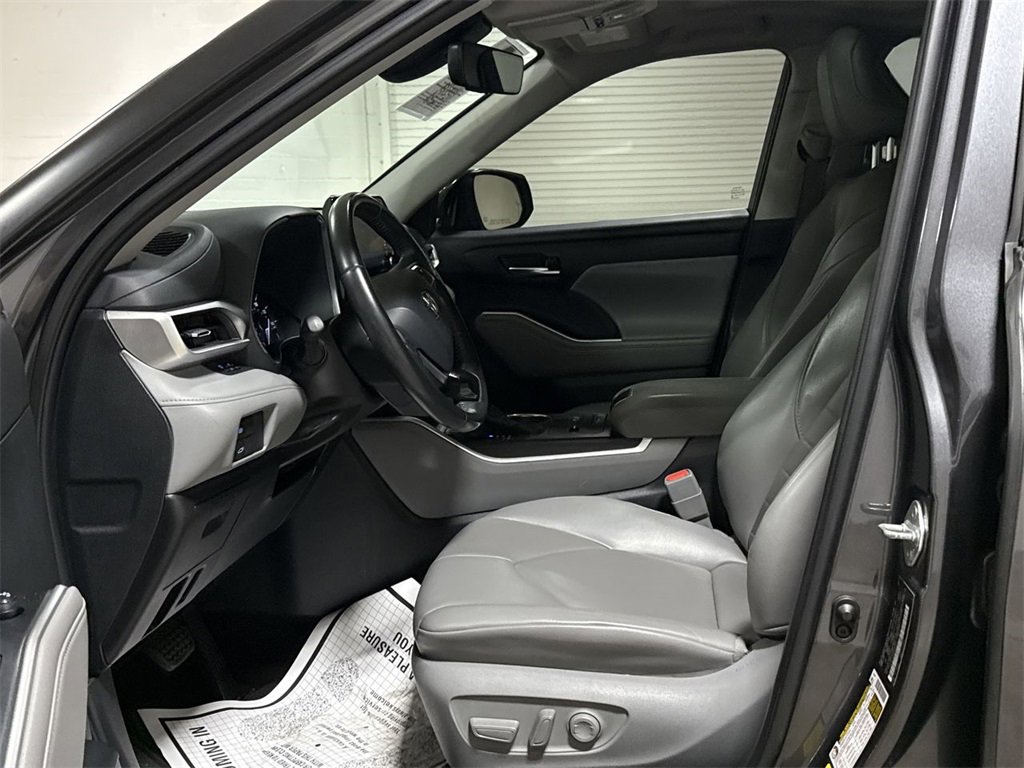 Used 2021 Toyota Highlander XLE image 19