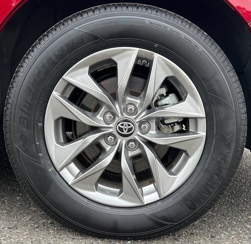 Certified 2024 Toyota Sienna LE AWD/4WD image 29