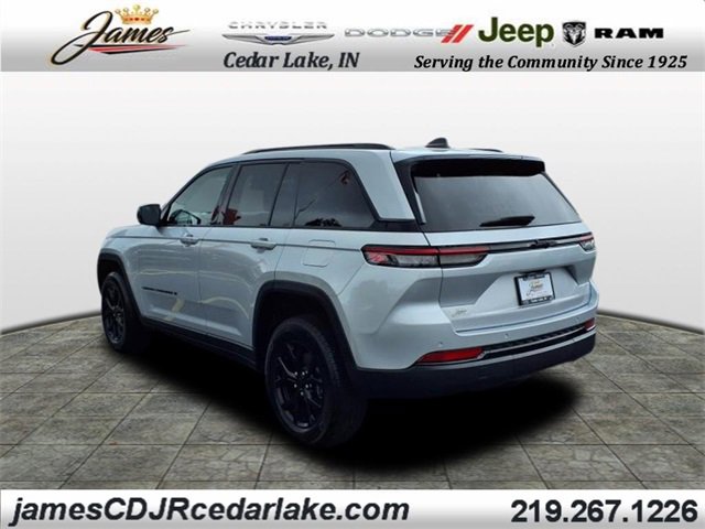 Used 2024 Jeep Grand Cherokee Altitude image 3