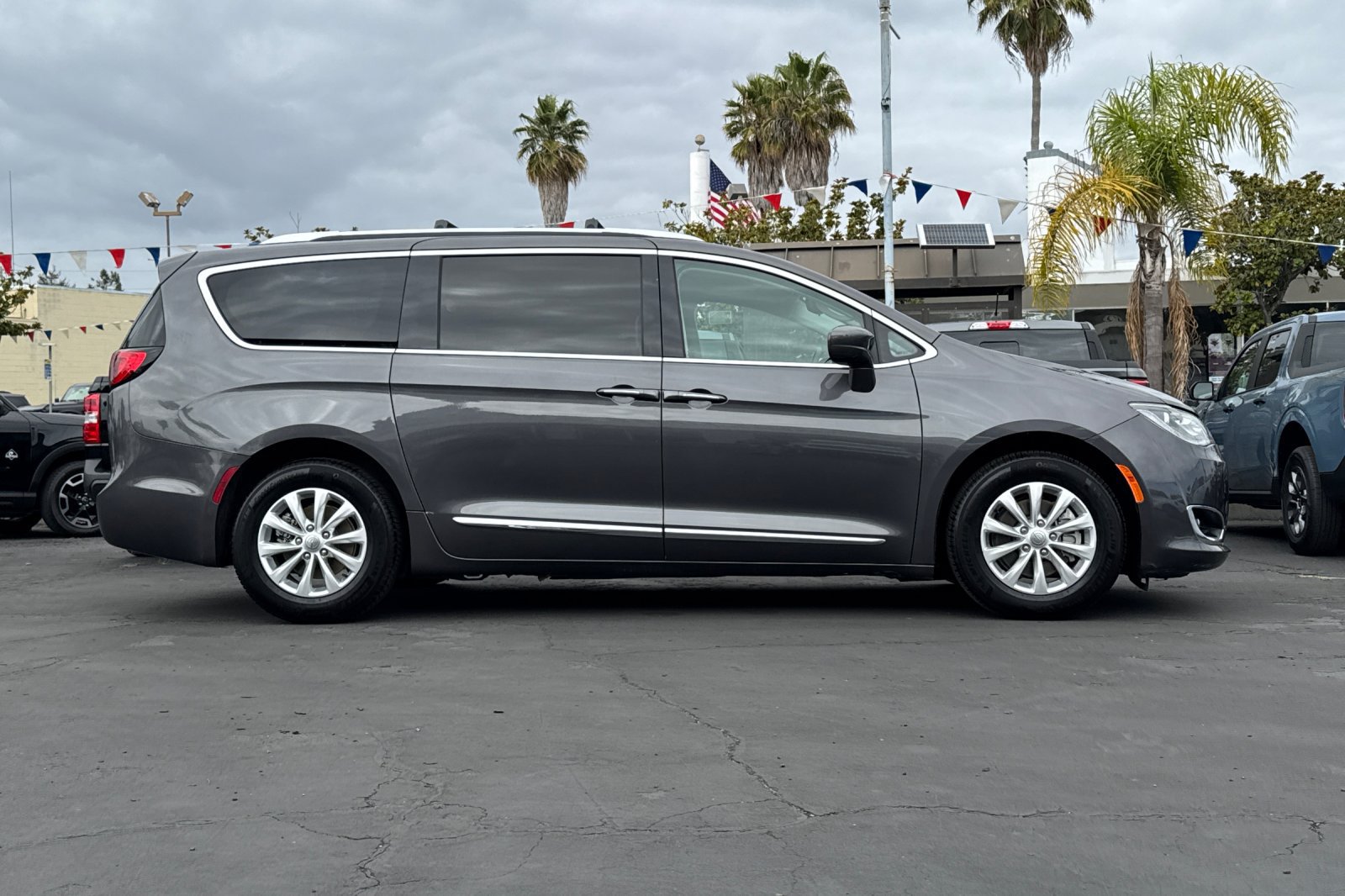 Used 2018 Chrysler Pacifica Touring-L FWD image 26