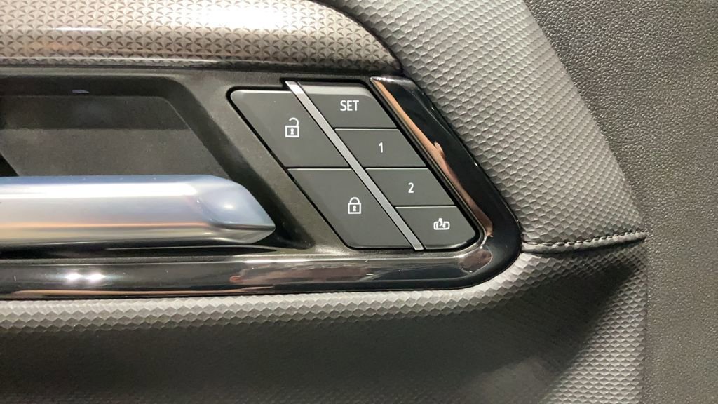 Used 2023 Chevrolet Silverado 1500 ZR2 image 8