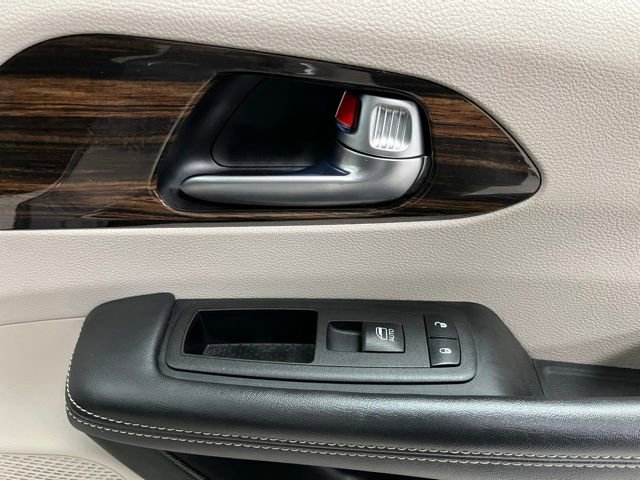 Used 2023 Chrysler Pacifica Limited FWD image 58