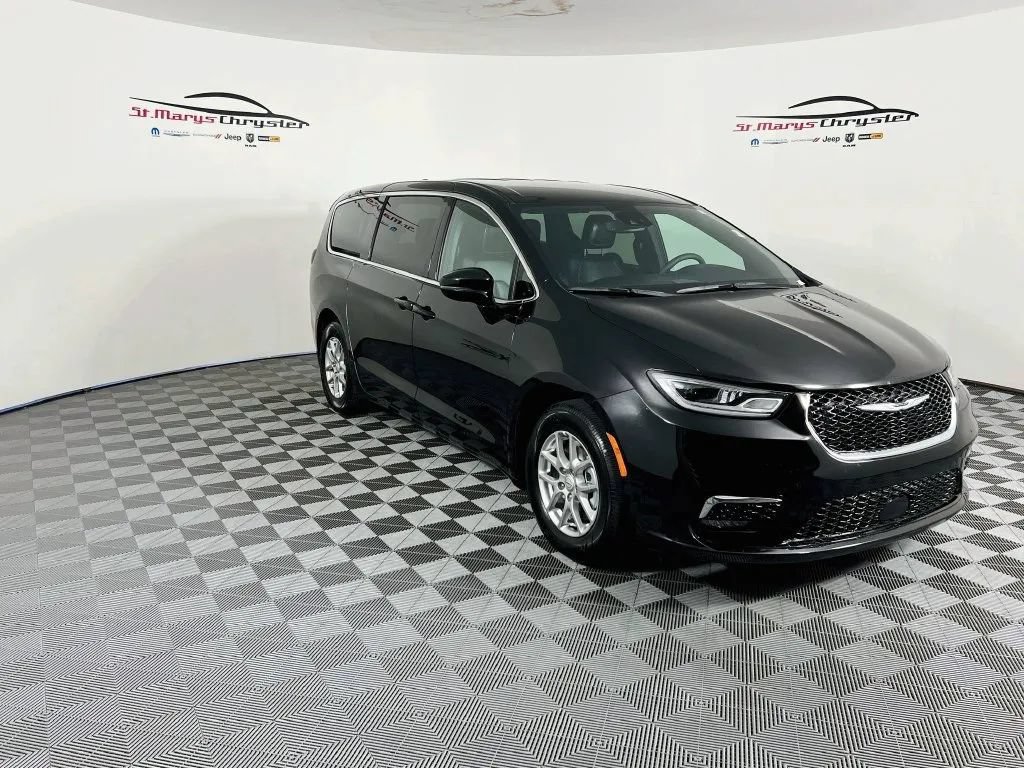 Used 2026 Chrysler Pacifica Select FWD image 1
