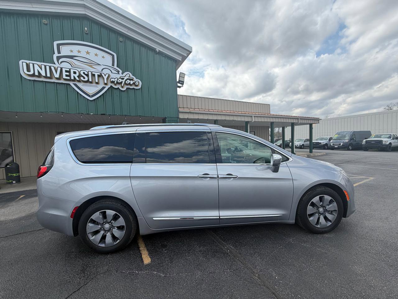 Used 2017 Chrysler Pacifica Platinum image 2