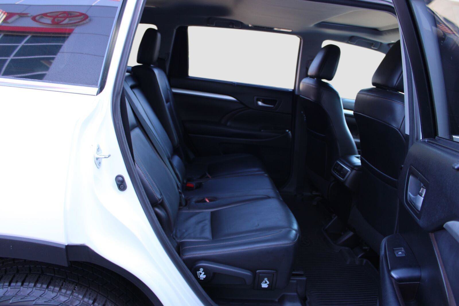 Used 2018 Toyota Highlander XLE AWD/4WD image 40