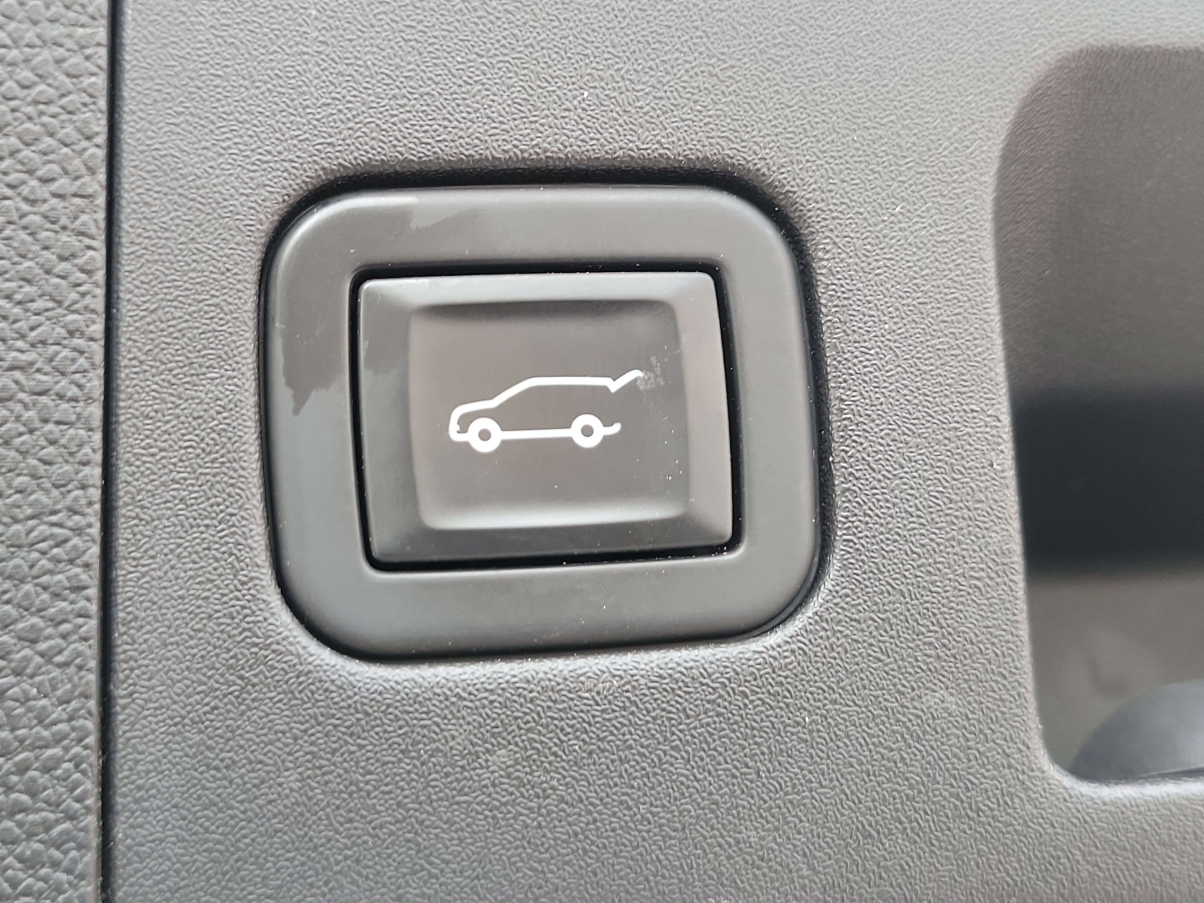 Used 2020 Cadillac XT4 Premium Luxury w/ Enhanced Visibility Package image 9