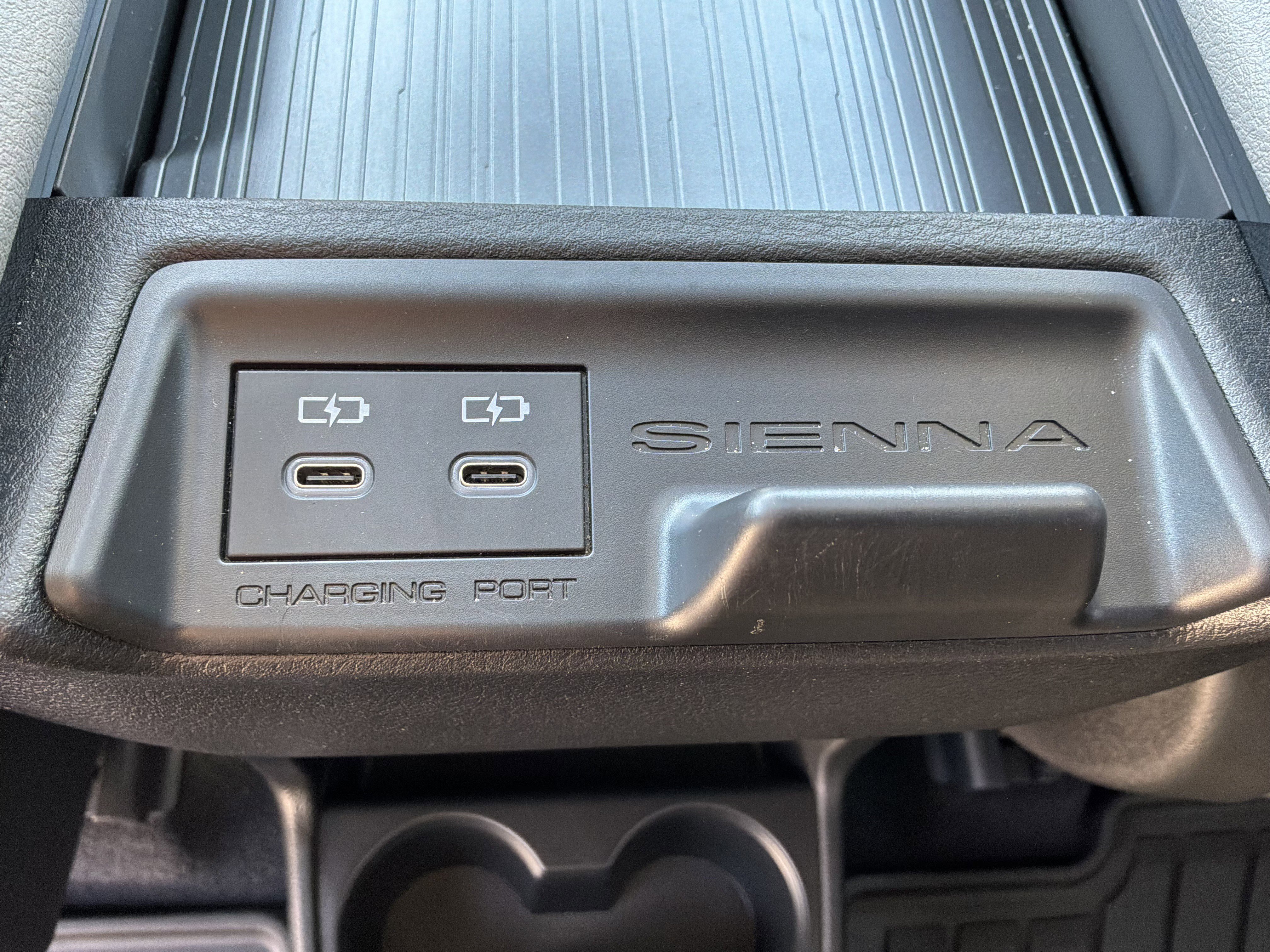 Used 2025 Toyota Sienna XLE image 32