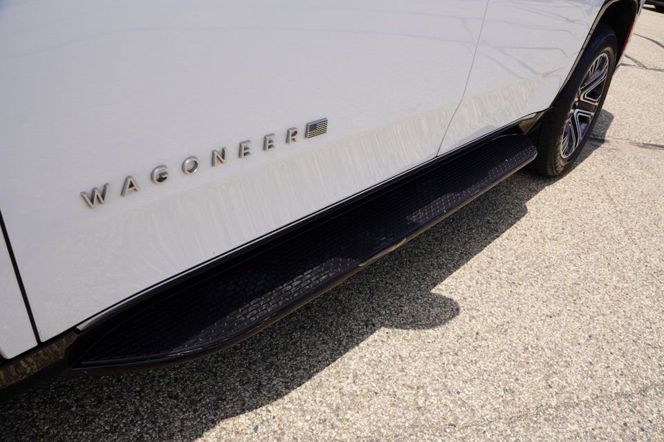 Used 2024 Jeep Wagoneer Series II w/ Flexible Seating Group image 14