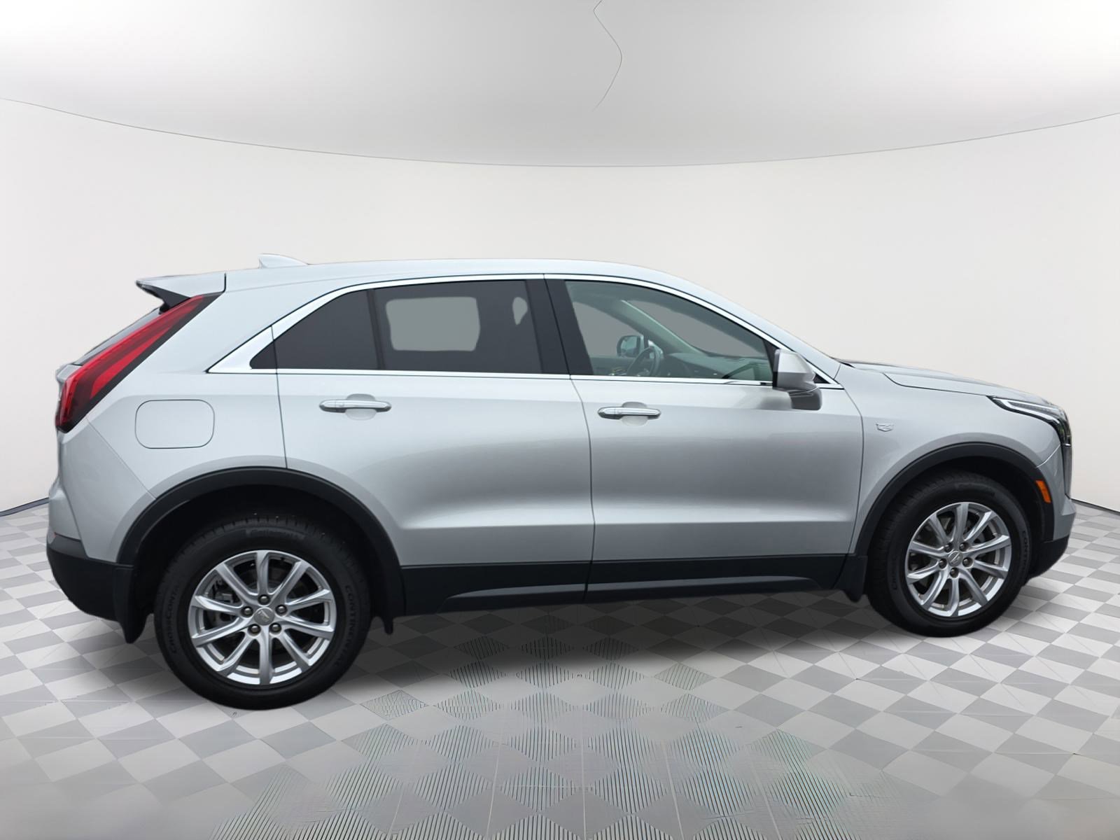 Used 2021 Cadillac XT4 Luxury w/ Cold Weather Package image 2