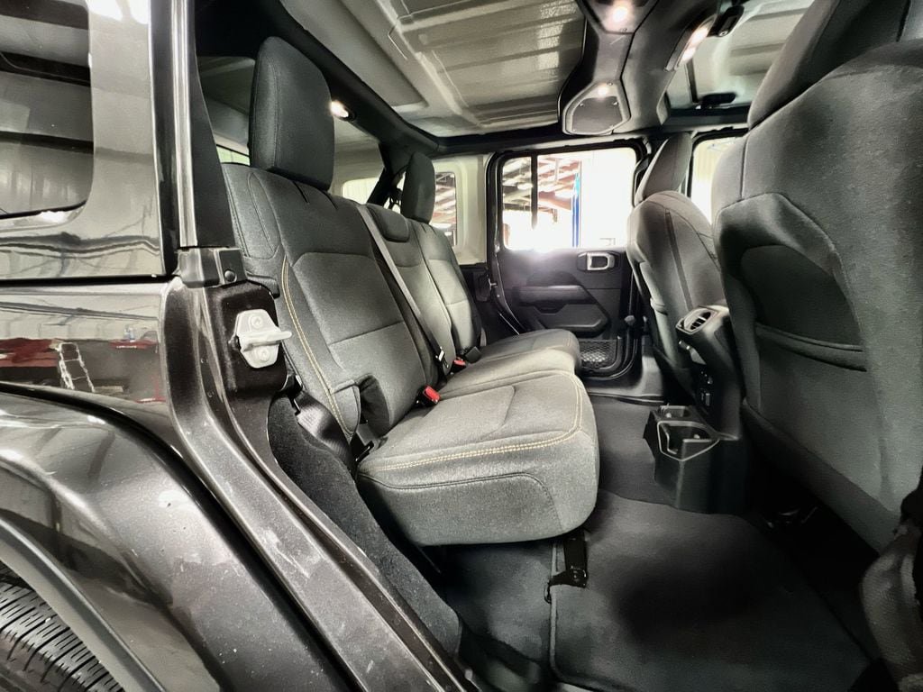 Used 2025 Jeep Wrangler Unlimited Sahara AWD/4WD image 22