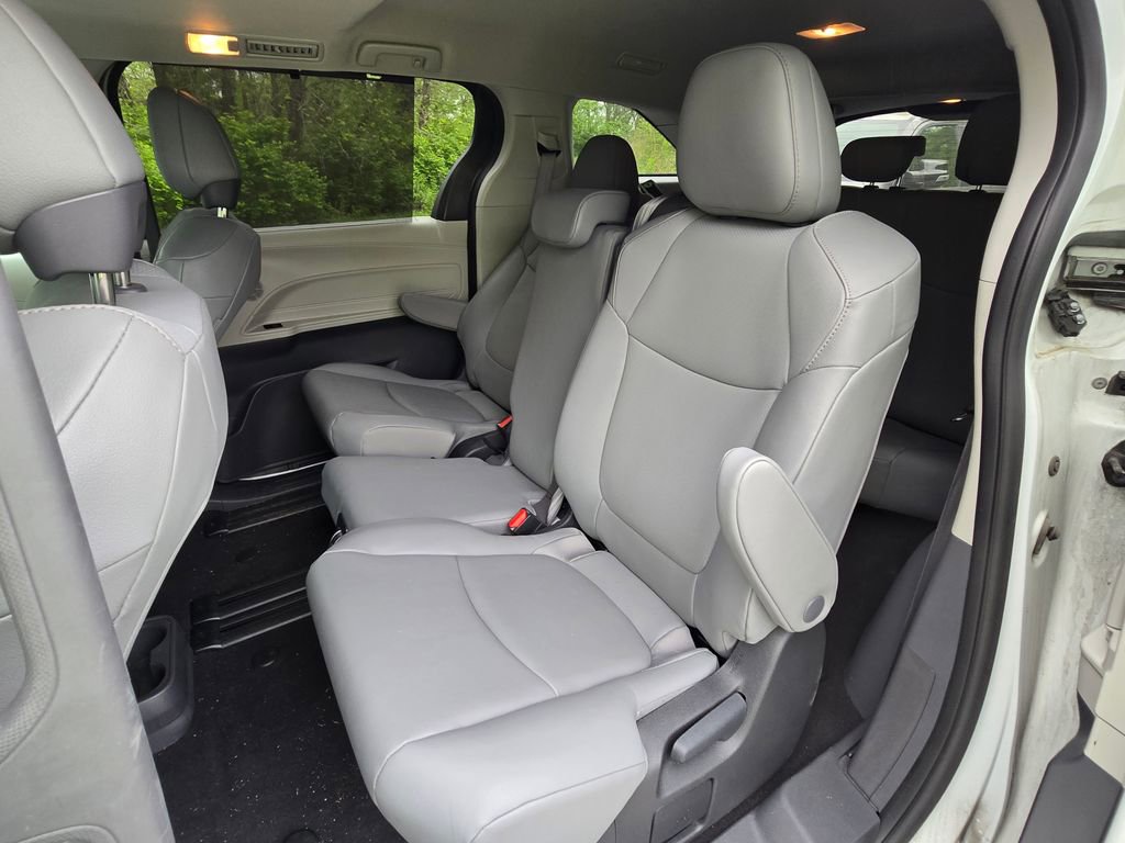 Used 2023 Toyota Sienna XLE FWD image 15