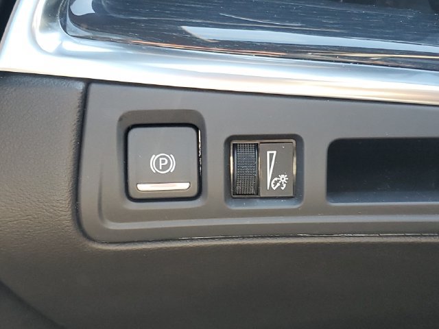 Certified 2024 Cadillac XT5 Premium Luxury w/ LPO, Floor Liner Package AWD/4WD image 16