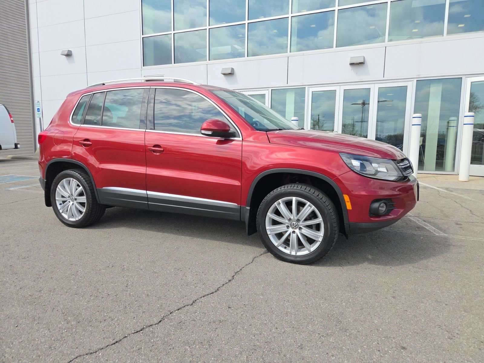 Used 2016 Volkswagen Tiguan SE image 2