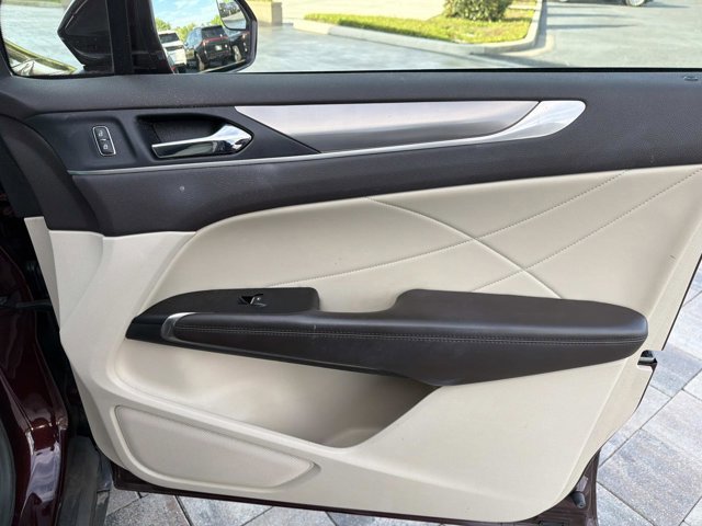 Used 2019 Lincoln MKC Premiere image 18