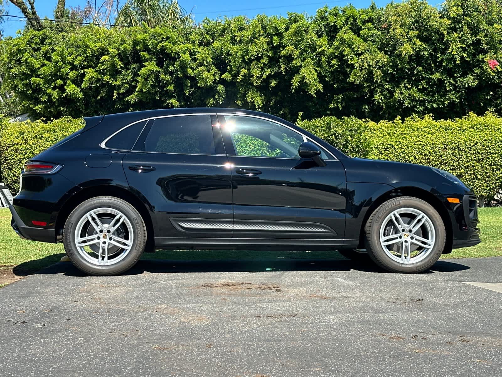 Certified 2025 Porsche Macan AWD/4WD image 9