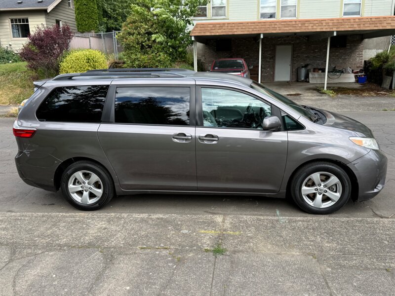Used 2016 Toyota Sienna LE FWD image 6