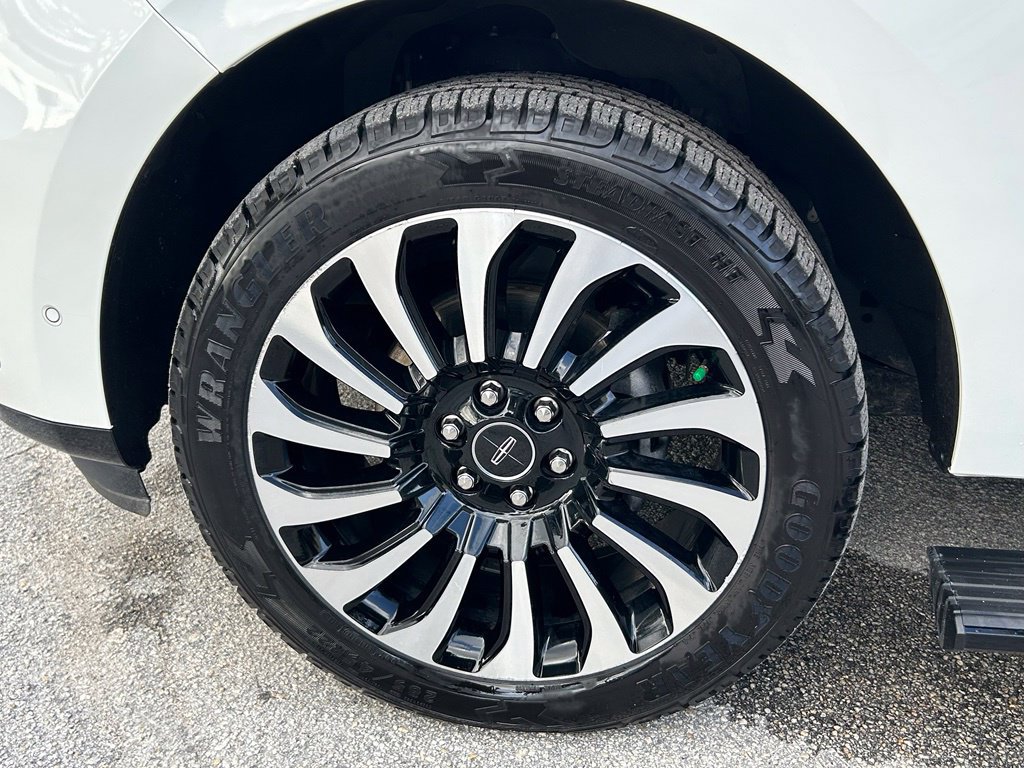Used 2022 Lincoln Navigator L Black Label AWD/4WD image 32