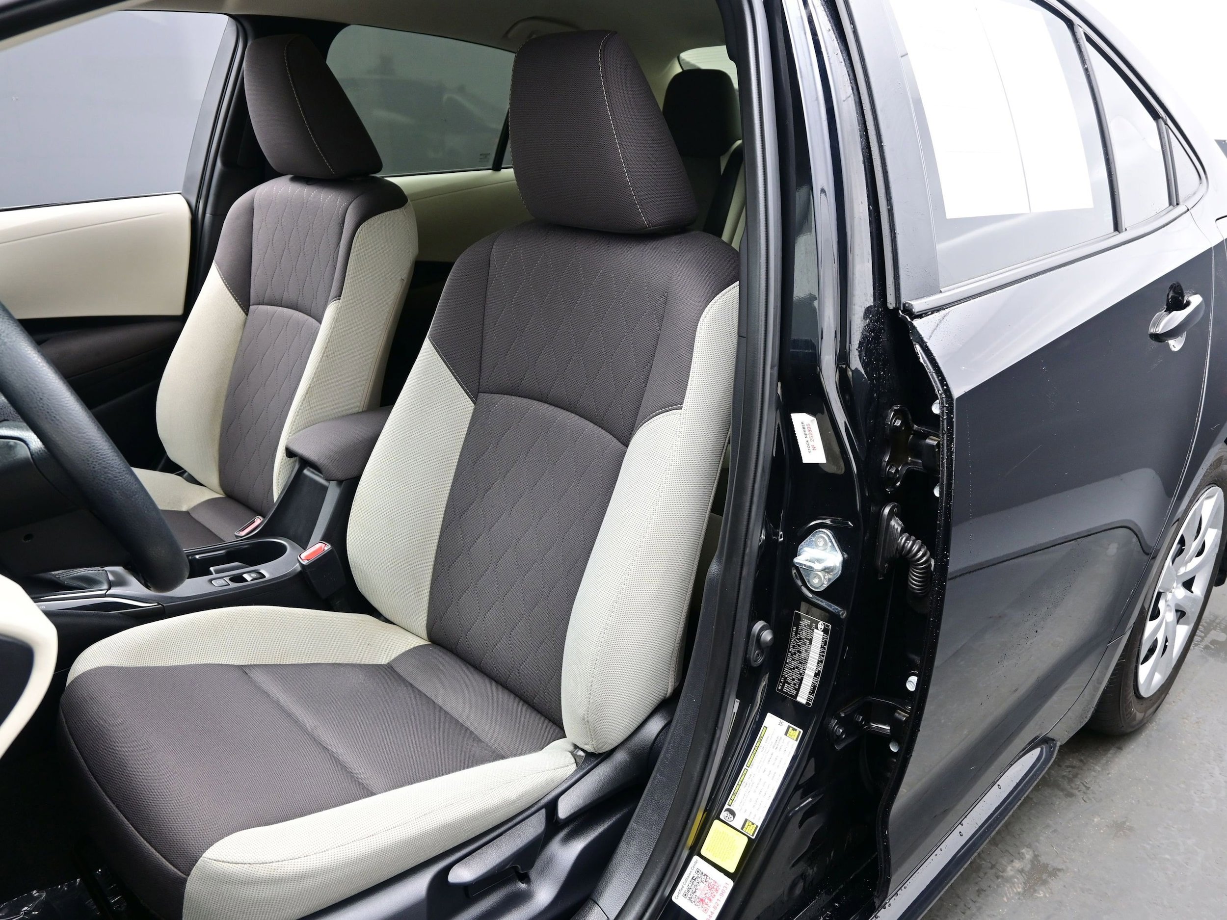Used 2025 Toyota Corolla LE FWD image 11