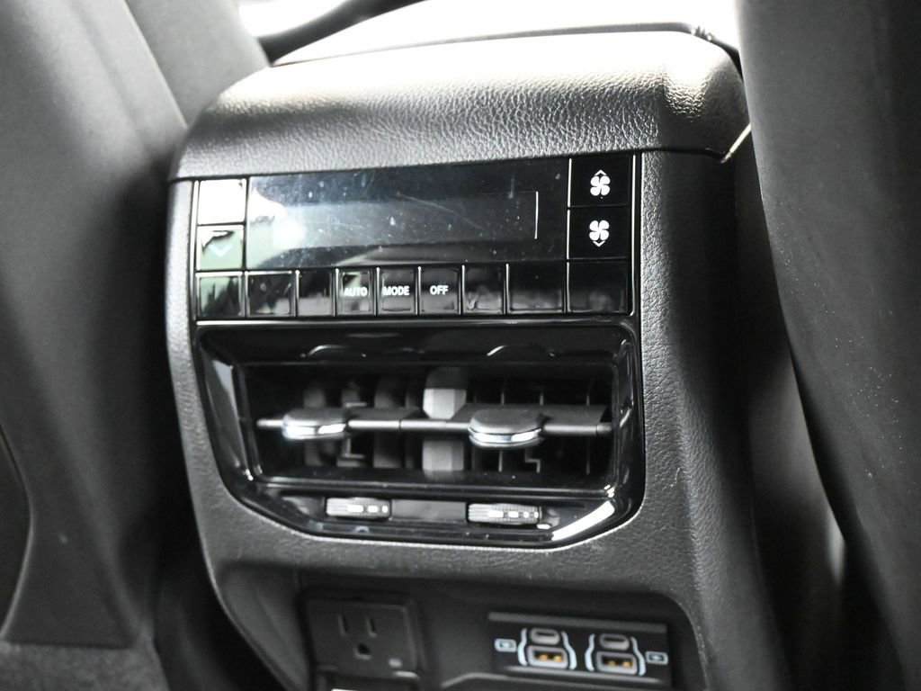 Used 2023 Jeep Grand Cherokee L Laredo image 38