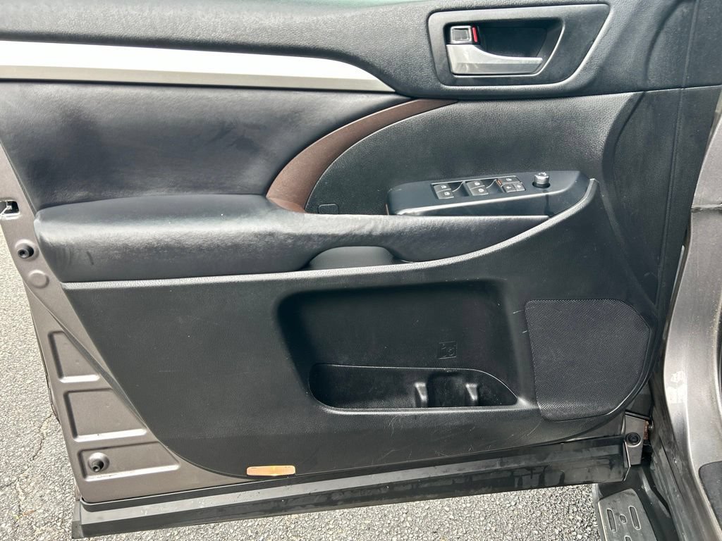 Used 2018 Toyota Highlander XLE AWD/4WD image 12