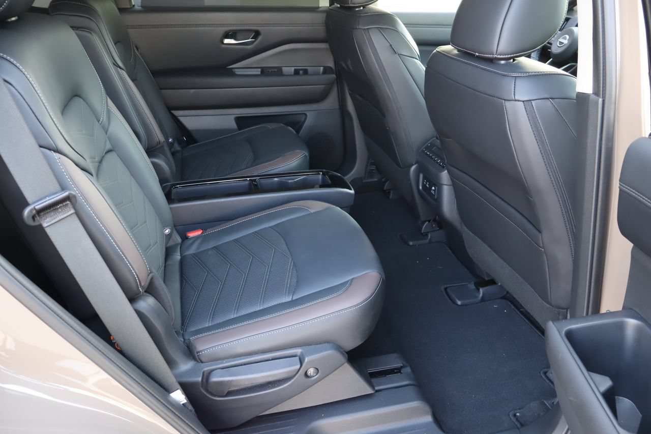 Used 2025 Nissan Pathfinder Platinum FWD image 19