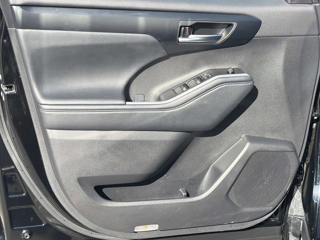 Certified 2025 Toyota Highlander XLE image 23