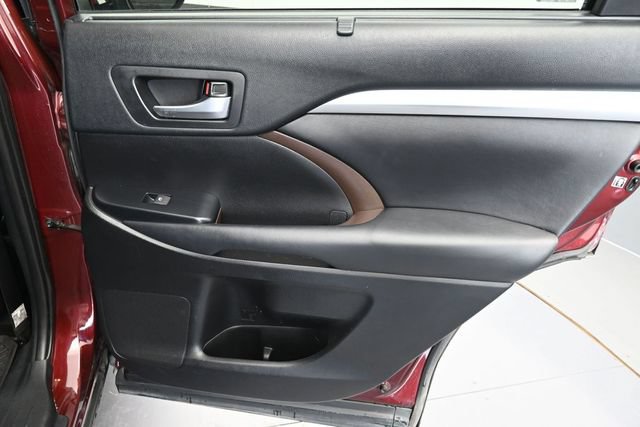 Used 2019 Toyota Highlander XLE FWD image 30